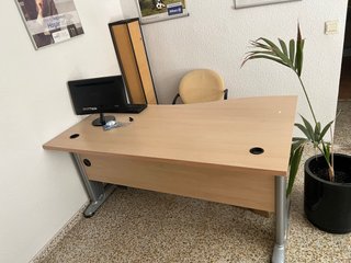 Escritorio de madera amplio