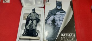 Figura Batman Black & White Eduardo Risso