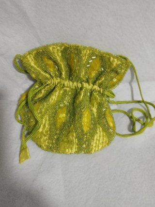 Bolsito de mano verde con abalorios