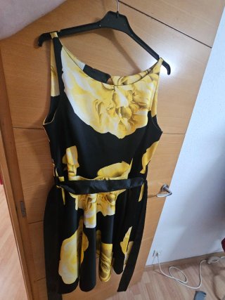 Vestido de cóctel negro y amarillo
