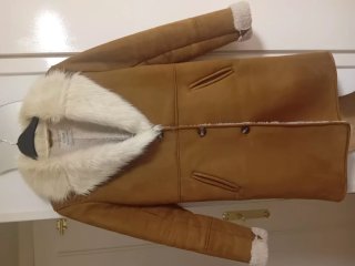 Abrigo Bershka marrón con cuello de pelo