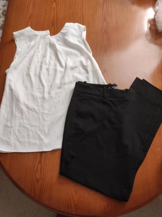 Conjunto de blusa blanca y pantalón negro