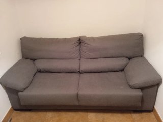 Sofá de tres plazas gris