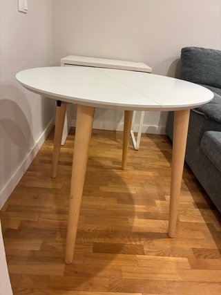Mesa Redonda Blanca con Patas de Madera costó 439
