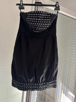 Vestido corto negro con tachuelas