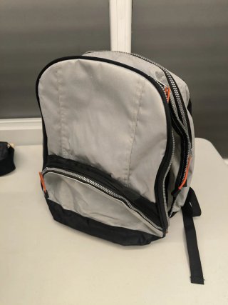 Mochila Gris con Detalles en Negro