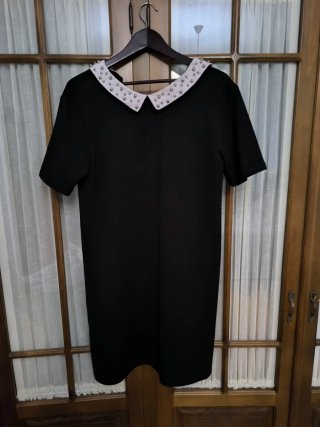 Vestido negro con cuello blanco y detalles