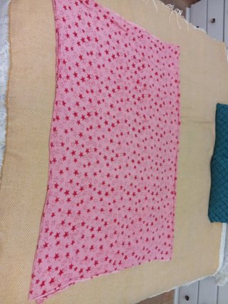 Pañuelo Fino Rosa con Estampado de Estrellas