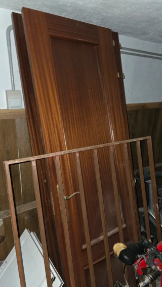 6 Puertas de madera con manivelas