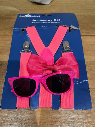Set Tirantes, Pajarita y Gafas de Sol Rosa