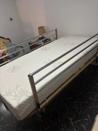 Cama articulada antigua con colchón anti escaras.