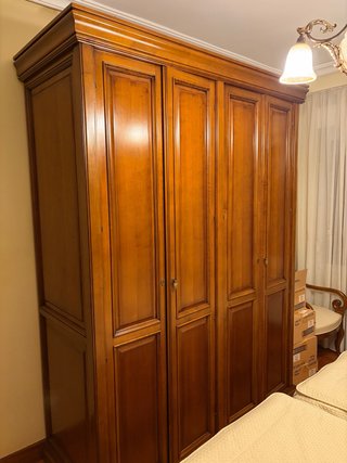 Armario de madera clásico