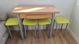 Mesa de cocina extensible con 4 banquetas