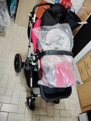 Carrito de bebé Bugaboo con todo.