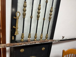 Puerta de forja con detalles decorativos