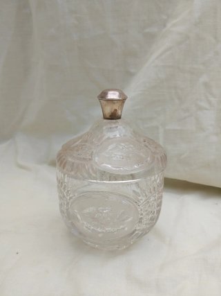 Bombonera de cristal tallado y plata