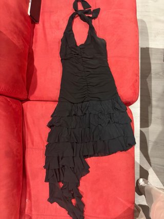 Vestido de fiesta negro con volantes