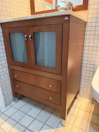 Mueble de baño con lavabo y espejo