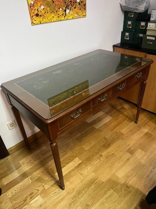 Mesa de despacho clásica de madera