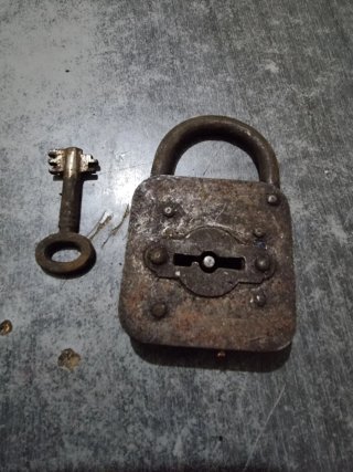 Antiguo candado con llave