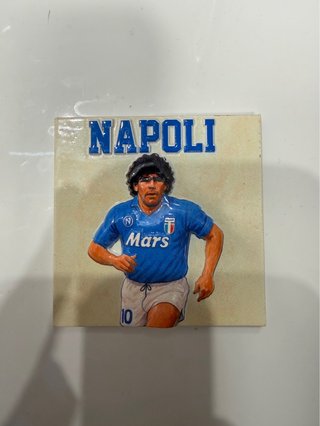 Imán de Maradona con la camiseta del Napoli