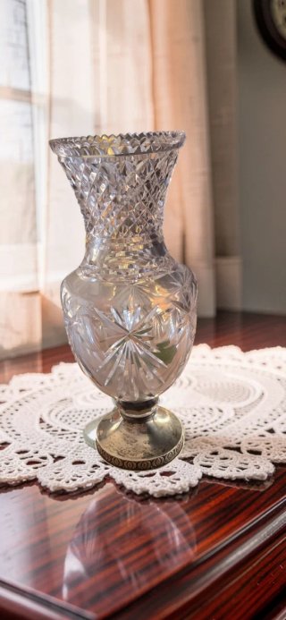 Jarrón antiguo cristal tallado y base Plata de Ley
