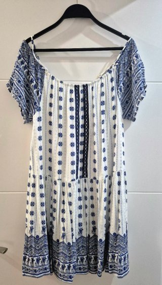 Vestido veraniego estampado blanco y azul