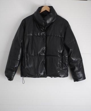 Plumífero Stradivarius efecto piel negro talla S