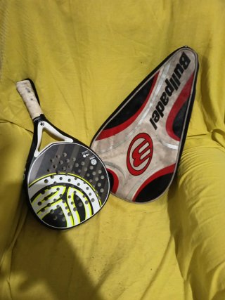 Raqueta de pádel Bullpadel con funda