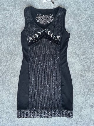 Vestido negro con detalles brillantes