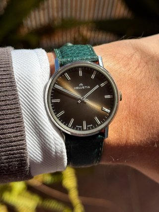 Reloj Helvetia de Cuerda Manual y esfera sunburst