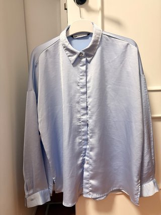 Camisa de satén azul Zara