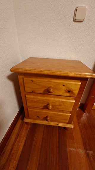 Pareja de Mesitas de Noche de Madera