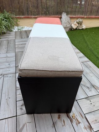 Banco Tapizado Tricolor con Estructura Negra