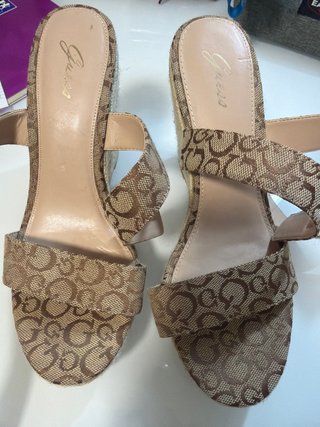 Sandalias de cuña Guess