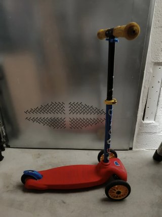 Patinete de tres ruedas