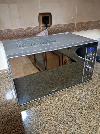 Microondas Cata con Acabado Espejo