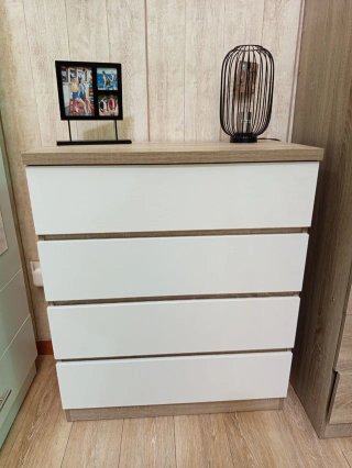 Cómoda de madera blanca y marrón