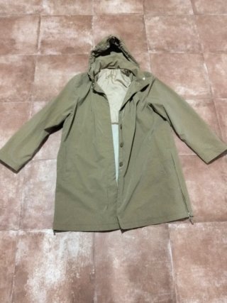 Chaqueta con capucha verde oliva