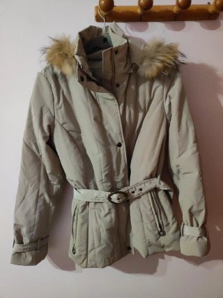 Abrigo Beige con Cinturón y Capucha