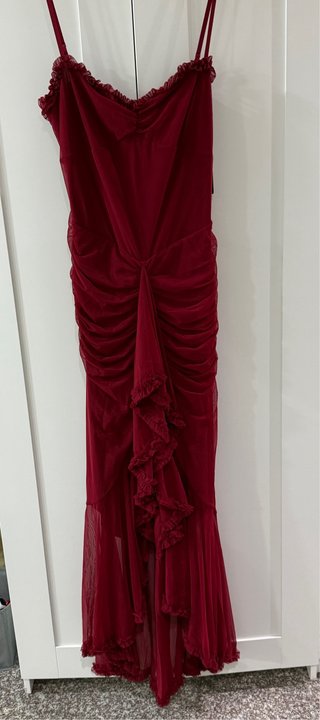 Vestido largo rojo fruncido Fashion Nova