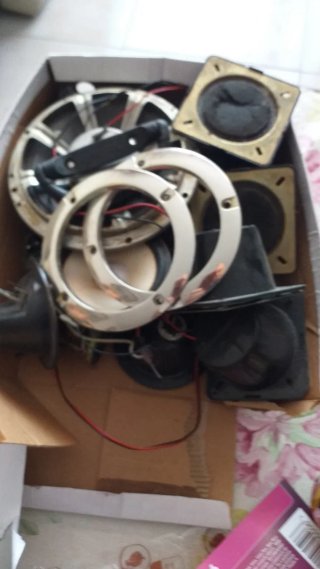 Caja pequeña con altavoces sueltos