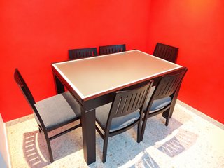 Mesa de salón con  sillas