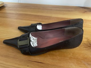 Zapatos de tacón bajo marrones