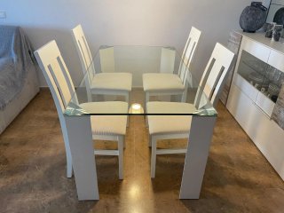 Mesa de Comedor con 4 Sillas Blancas