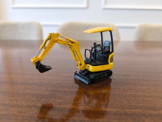 Mini excavadora Komatsu a escala