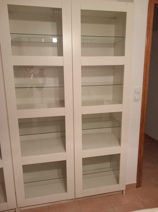 Vitrina Blanca con Estantes de Cristal