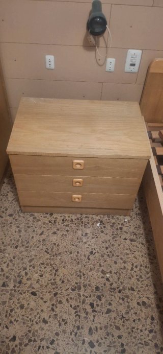Mesa de noche de madera