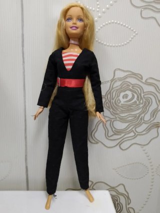 Muñeca Barbie con Mono Negro