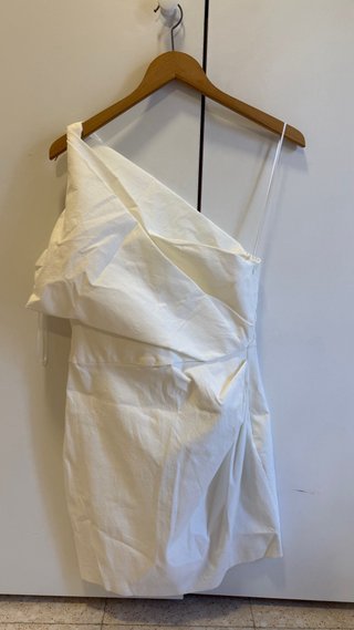 Vestido corto blanco asimétrico